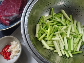 蒜苔炒牛肉,蒜苔洗净择成小段