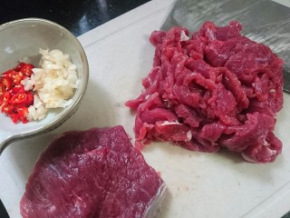 蒜苔炒牛肉,牛肉洗净切片