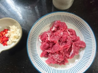 蒜苔炒牛肉,2g食盐(小半勺)
