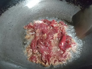 蒜苔炒牛肉,倒入牛肉快速翻炒