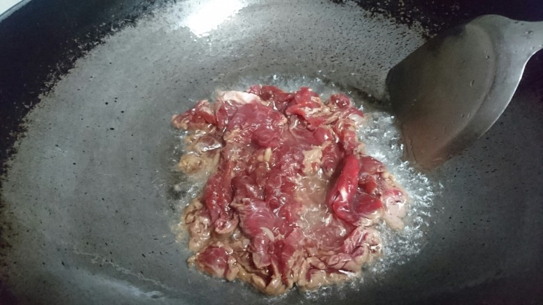 蒜苔炒牛肉,倒入牛肉快速翻炒
