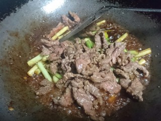 蒜苔炒牛肉,最后入锅刚过油的牛肉