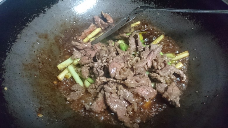 蒜苔炒牛肉,最后入锅刚过油的牛肉