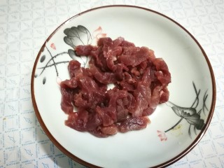 蒜苔炒牛肉,牛肉切成丝