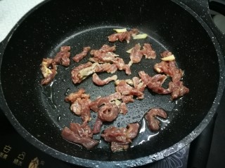 蒜苔炒牛肉,热锅热油放入牛肉丝