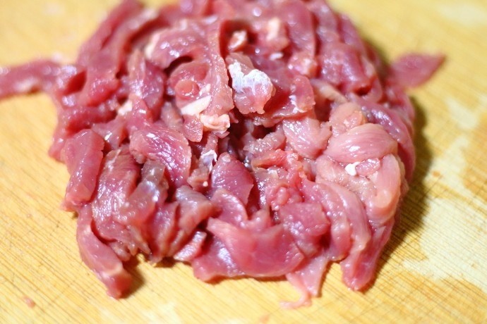 蒜苔炒牛肉,顺着肉纹切成薄片。