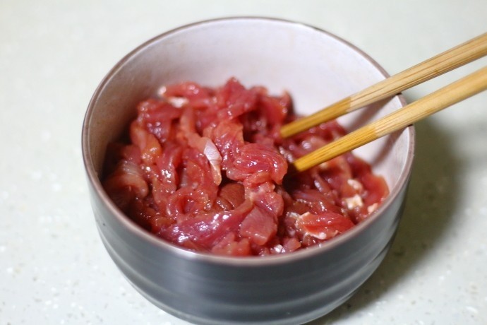 蒜苔炒牛肉,搅拌均匀。