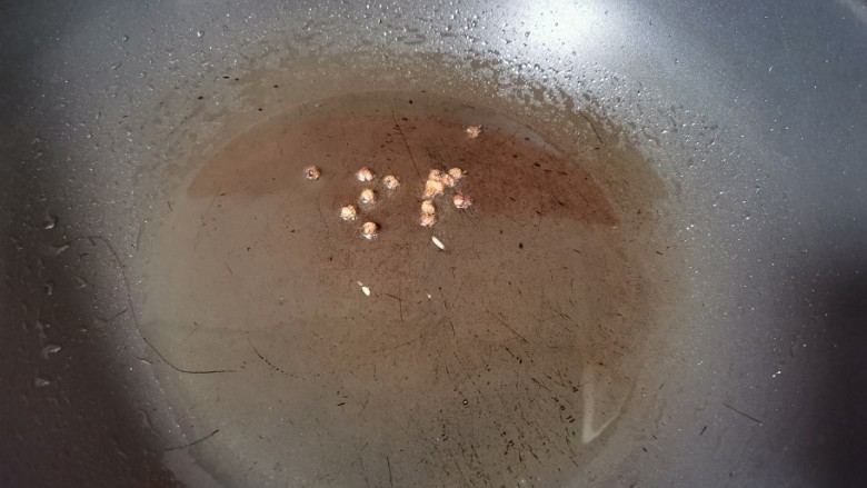 蒜苔炒牛肉,起锅烧油，先炝几粒花椒。