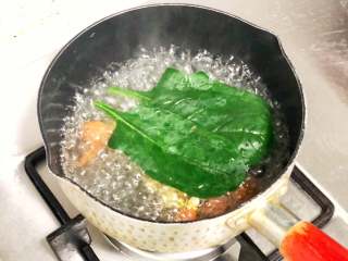 玲珑可爱的手鞠寿司，吃一口满满的幸福感,把菠菜叶、水果胡萝卜片和玉米粒放入沸水中焯熟，然后沥干水备用。
