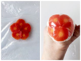 玲珑可爱的手鞠寿司，吃一口满满的幸福感,水果胡萝卜片摆成花型放在保鲜膜中间，同样的方法用保鲜膜裹好。