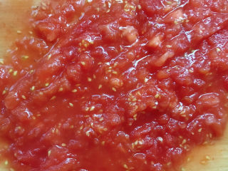 芒果披萨,将番茄剁碎