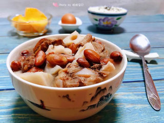 花生莲藕排骨汤,花生莲藕排骨汤的营养价值非常丰富经常食用对身体有益处