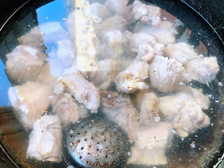花生莲藕排骨汤,排骨放入锅中倒入适量清水放入调味盒（姜、花椒、八角）大火煮起来