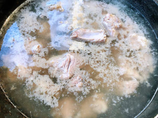 花生莲藕排骨汤,锅中烧开水放入排骨焯水去除杂质和油脂