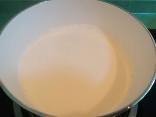姜撞奶,不停搅拌加热至牛奶80℃