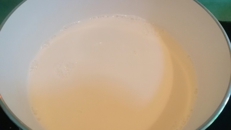 姜撞奶,不停搅拌加热至牛奶80℃