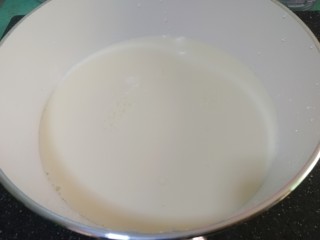 姜撞奶,准备一个奶锅，倒入400毫升牛奶