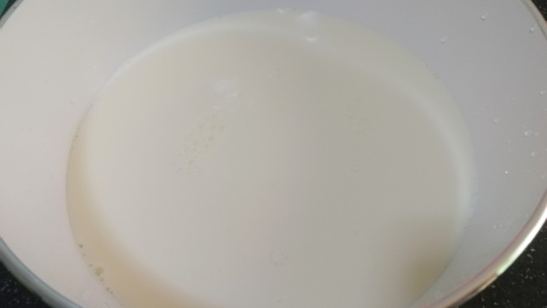 姜撞奶,准备一个奶锅，倒入400毫升牛奶