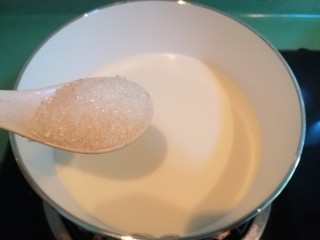 姜撞奶,加入1.5汤匙白糖