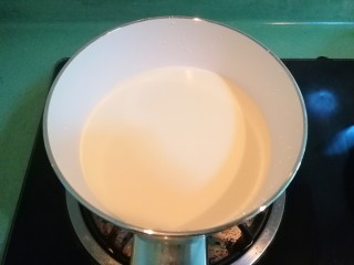 姜撞奶,放灶上小火加热