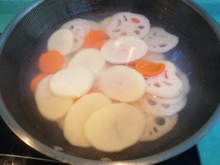 麻辣香锅,煮一锅开水，水开后放入切好的莲藕、土豆、红萝卜焯水三分钟
