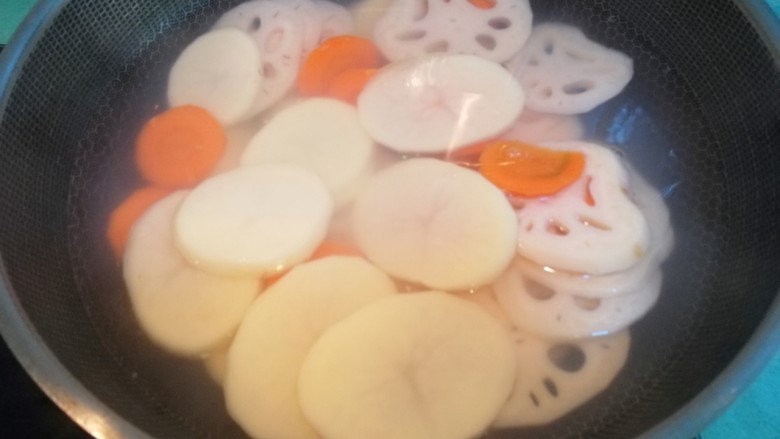 麻辣香锅,煮一锅开水，水开后放入切好的莲藕、土豆、红萝卜焯水三分钟