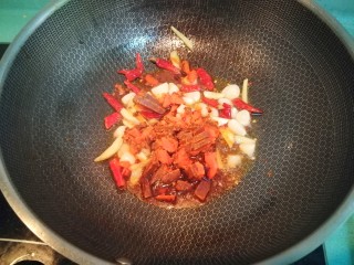 麻辣香锅,接着放入切好的火锅底料，小火加热至火锅底料融化