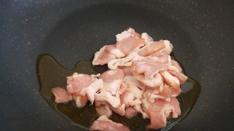 芦笋炒肉片,锅中倒入适量油炒肉片。
