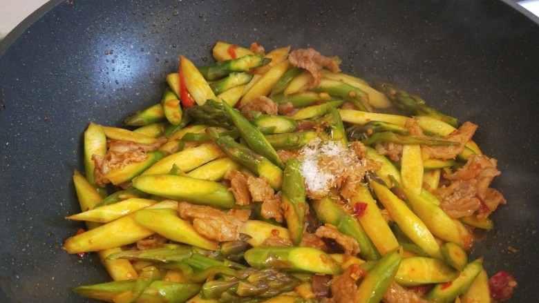 芦笋炒肉片,加味精炒均匀即可。