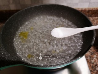 茼蒿炒鸡蛋,锅里烧水加入适量油和盐。