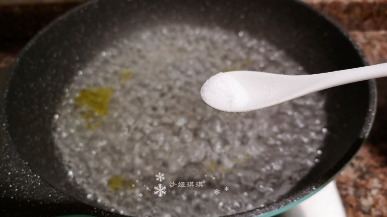 茼蒿炒鸡蛋,锅里烧水加入适量油和盐。