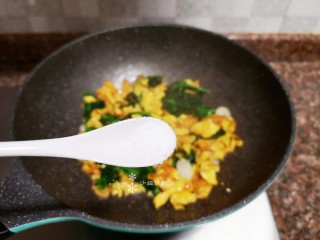茼蒿炒鸡蛋,放入适量盐翻炒均匀即可出锅。