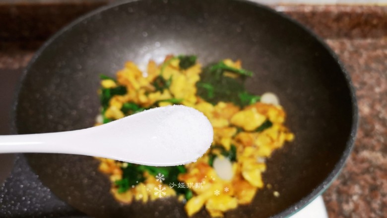 茼蒿炒鸡蛋,放入适量盐翻炒均匀即可出锅。