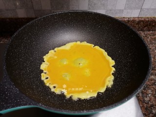 茼蒿炒鸡蛋,放入鸡蛋定型后翻炒一下。