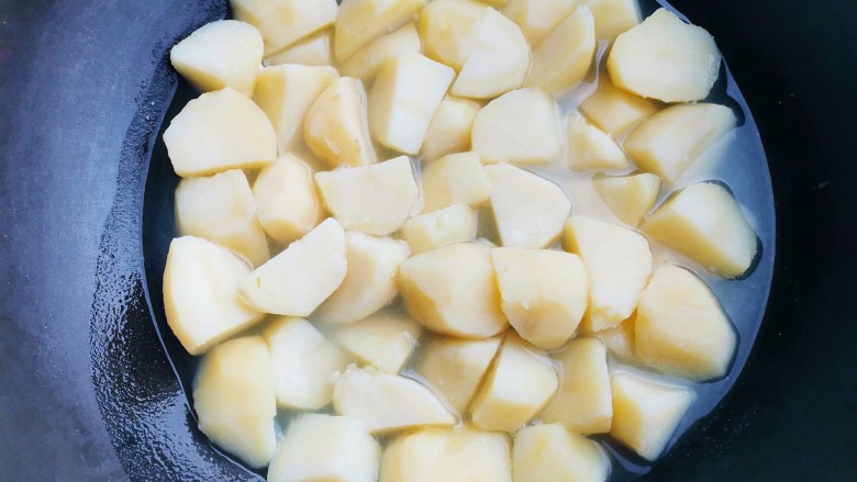 红烧土豆,将土豆放入烧开水的锅中煮10分钟捞出。