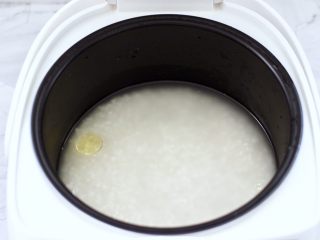 香椿红虾饭团,把大米和糯米洗净浸泡半个小时后，放入电饭煲加入适量的水和几滴食用油。