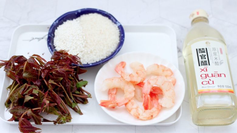 香椿红虾饭团,首先备齐所有的食材。
