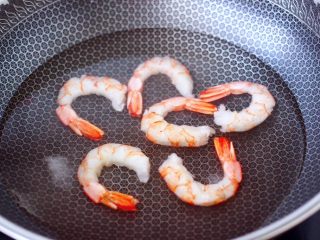 香椿红虾饭团,锅中倒入适量的清水，放入少许盐，把红虾放入锅中焯水煮熟。