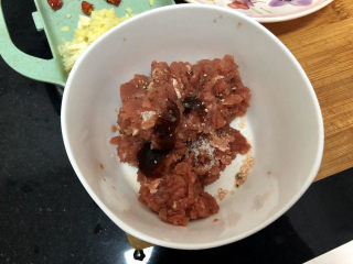 蒜苔炒牛肉➕蒜苔粒粒炒牛肉,少许黑胡椒粉