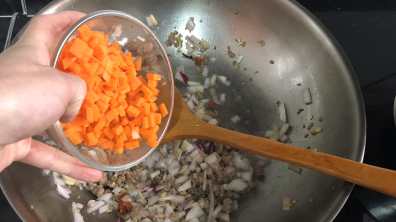 蒜苔炒牛肉➕蒜苔粒粒炒牛肉,加入胡萝卜炒半分钟