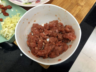 蒜苔炒牛肉➕蒜苔粒粒炒牛肉,搅拌均匀