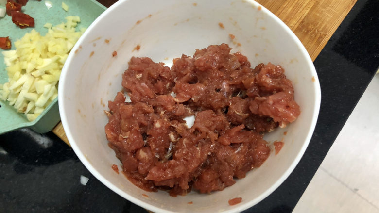 蒜苔炒牛肉➕蒜苔粒粒炒牛肉,搅拌均匀