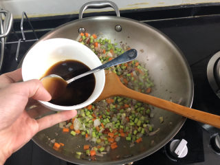蒜苔炒牛肉➕蒜苔粒粒炒牛肉,淋上鱼香汁，中火翻炒一分钟入味出锅。