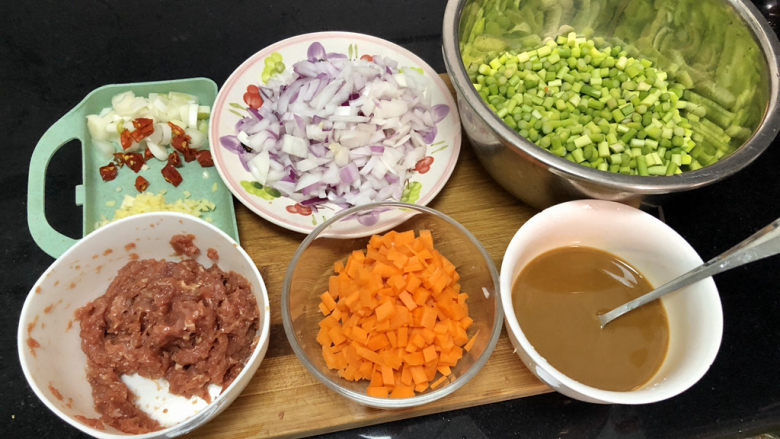 蒜苔炒牛肉➕蒜苔粒粒炒牛肉,全部食材准备好