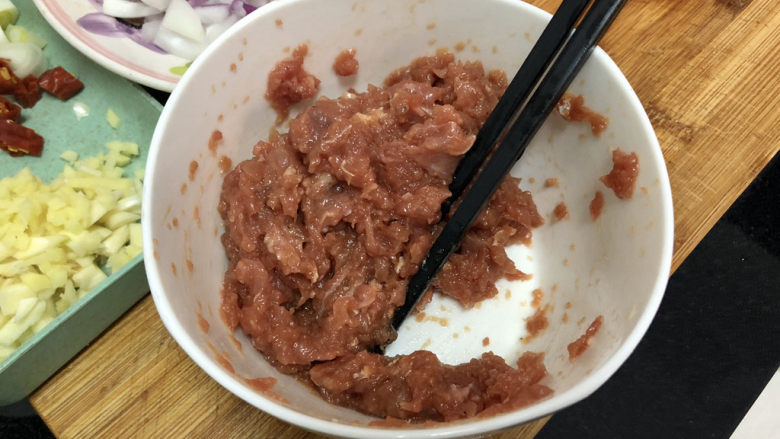 蒜苔炒牛肉➕蒜苔粒粒炒牛肉,拌匀腌制10分钟。