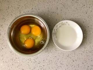 萌萌哒“小蜜蜂寿司”，拯救宝宝的味蕾,碗里打入3个鸡蛋，调好水淀粉，水淀粉的调制比例是，淀粉：水=1:5，加入水淀粉能让蛋液在煎制的过程中容易成型不易破。
