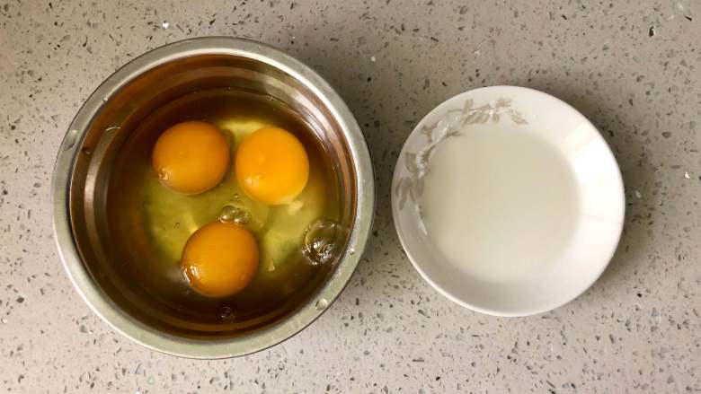 萌萌哒“小蜜蜂寿司”，拯救宝宝的味蕾,碗里打入3个<a style='color:red;display:inline-block;' href='/shicai/ 9'>鸡蛋</a>，调好水淀粉，水淀粉的调制比例是，淀粉：水=1:5，加入水淀粉能让蛋液在煎制的过程中容易成型不易破。

