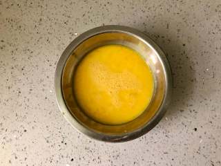 萌萌哒“小蜜蜂寿司”，拯救宝宝的味蕾,过筛后的蛋液加入水淀粉和少许的盐拌匀。