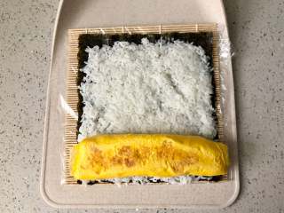 萌萌哒“小蜜蜂寿司”，拯救宝宝的味蕾,然后把煎好的厚蛋烧放在米饭的一端；