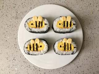 萌萌哒“小蜜蜂寿司”，拯救宝宝的味蕾,用芝士片剪出蜜蜂的翅膀放在对应的位置上即可。